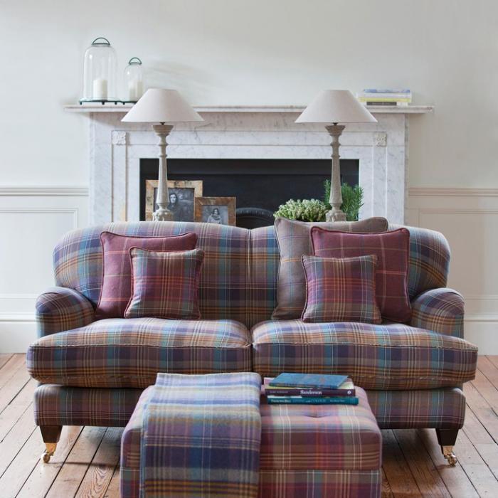 Škotski-kavč-oblečen-v-škotski-tekstil-talne deske-iz lesa