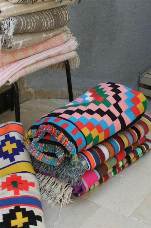etnične tkanine, kariranci z resicami in azteški vzorci, pastelni pleti in odeje