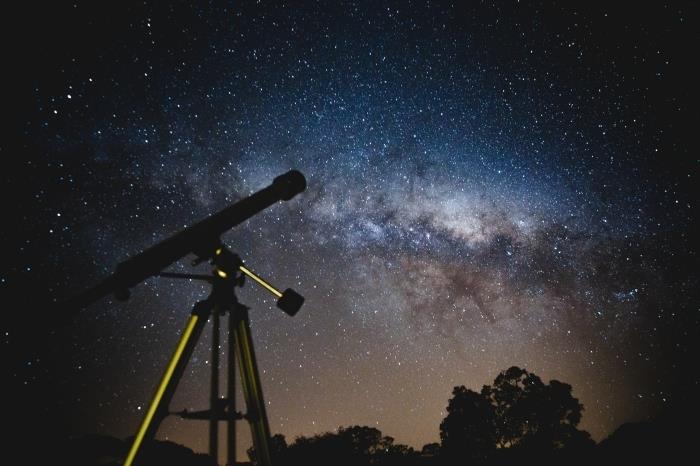 yıldızlarla noktalı gece gökyüzünün altında doğada teleskoptan uzay gözlemi duvar kağıdı