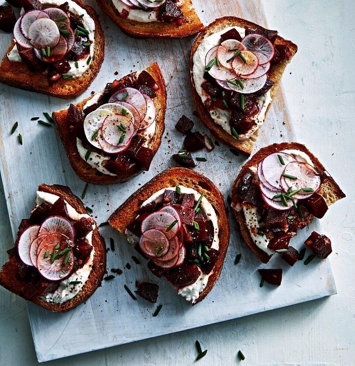 izviren recept za aperitiv toast s sirom, redkevjo in peso, zdrav in lahek aperitiv toast