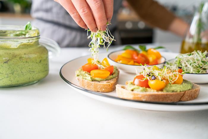 recept za avokado kot predjed, hladen aperitiv s preprostim domačim toastom iz pesto
