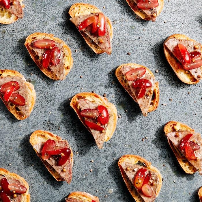 toast z rozinami in začimbami na bageti, hitra predjed za aperitiv