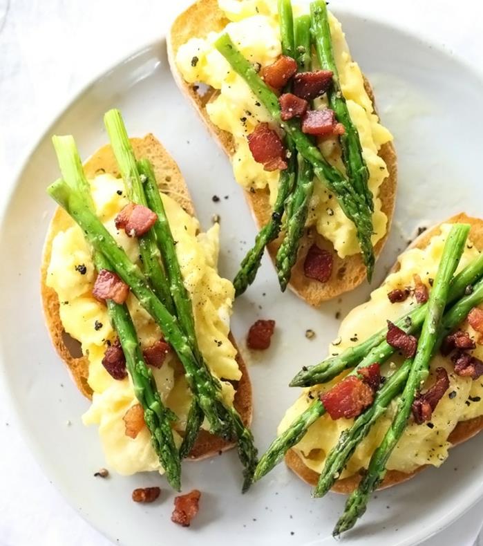 velikonočni obrok, velikonočna predjed toast z umešanimi jajci, šparglji in slanino, preprost recept, brunch