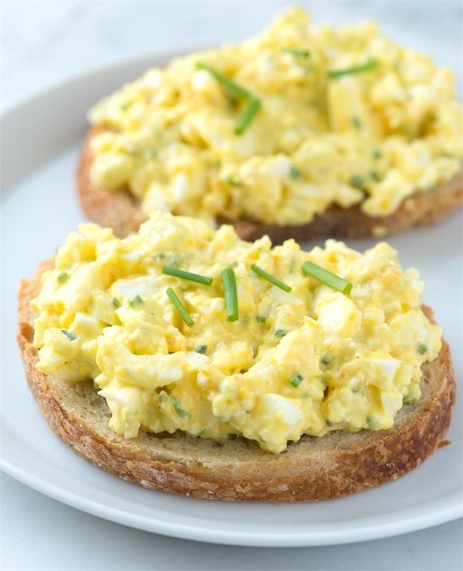 kiaušinių skrebučiai, jogurtas, laiškiniai česnakai, citrinos sultys, pipirai ir druska, greiti ir lengvi sveiki pusryčiai