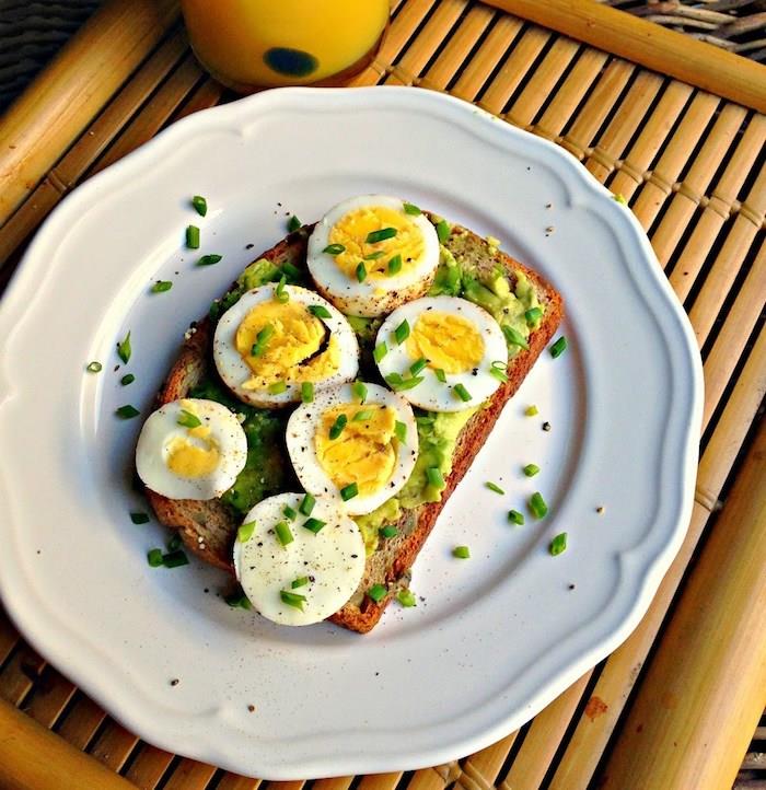 skrudinta duona su avokadu su kiaušinių žiedais ant viršaus, „pasidaryk pats“ rytiniai pusryčiai