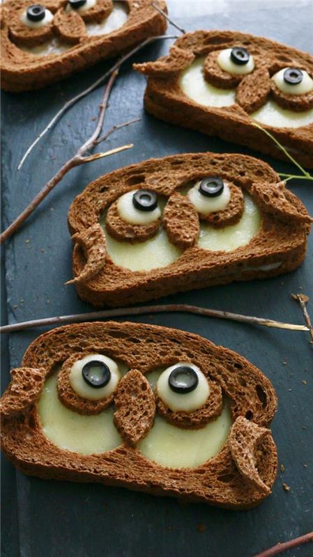 rezine kruha za noč čarovnic, narezane v obliki sove z očmi