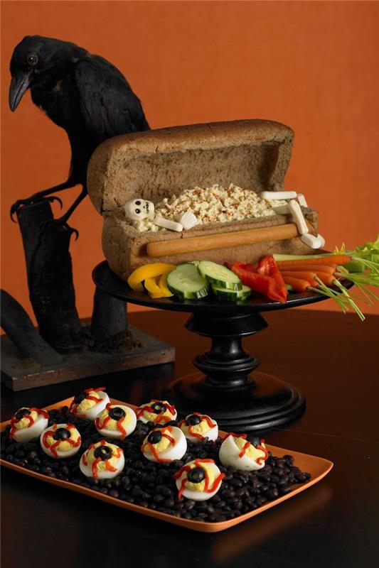 cadılar bayramı, şeytani kanlı yumurtalardan oluşan bir iskelet ve dekoratif bir kuzgun olan bir ekmek sandığı tost