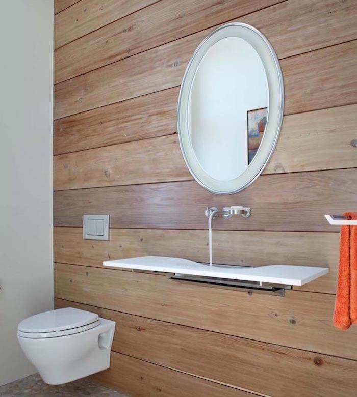 stranišče z leseno steno in modernim umivalnikom z ravnim dizajnom ter stenskim wc -jem