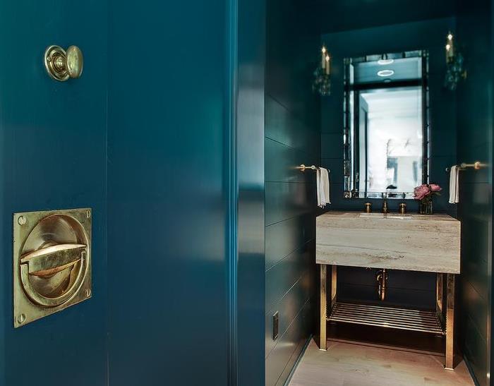 modernus povas mėlynas vonios kambarys su blizgančiomis plytelių efekto sienomis;