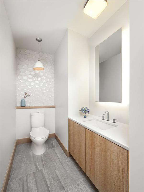klasikiniai mediniai ir balti deko tualetai, todėl medžio imitacijos priežiūroje, kriauklė po skaitikliu, pakabinama lempa