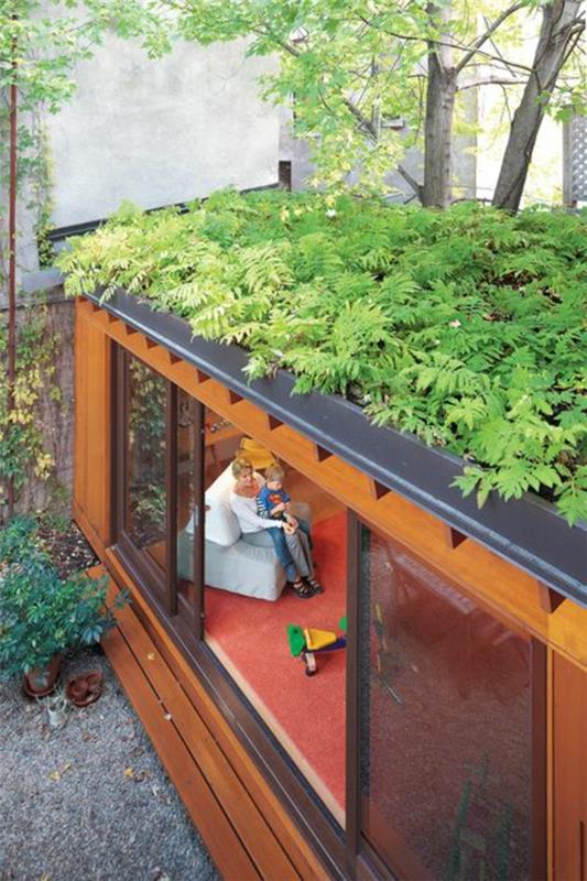 bahçede bir ev için yeşil çatı