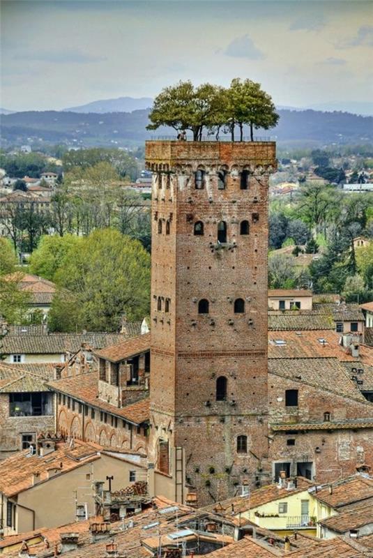 İtalya'da yeşil çatılı kule