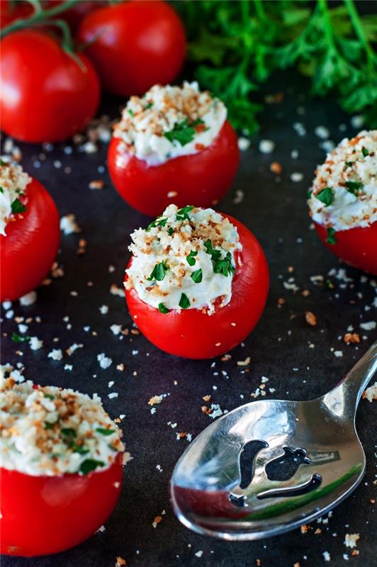 koktajl paradižnik, polnjen s sirom, služi kot aperitiv, enostaven recept za hladno večerjo z aperitivom za praznike