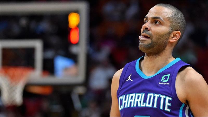 Tony Parker, Charlotte Hornets ile hayal kırıklığı yaratan bir sezonun ardından spor kariyerinin sona erdiğini ve emekli olduğunu duyurdu.