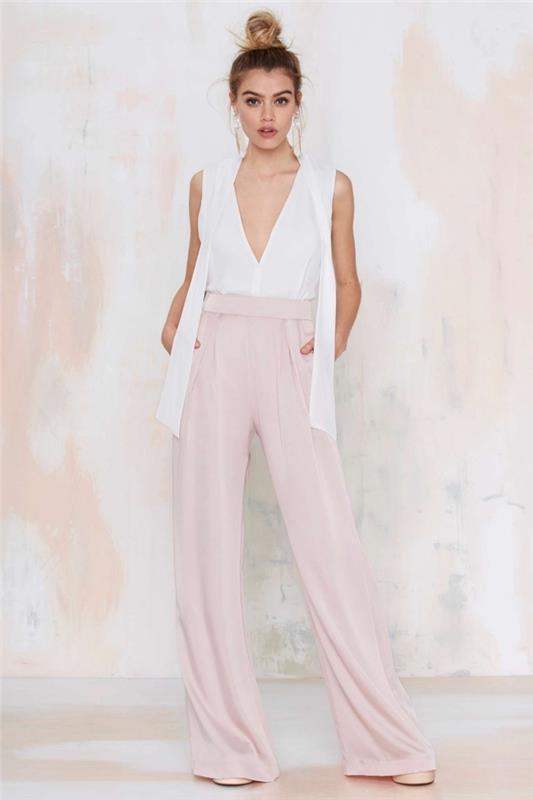 idėja, kaip derinti pastelinės spalvos kelnes, elegantišką aprangą skystomis pastelinėmis rožinėmis kelnėmis su baltu viršumi su V formos iškirpte