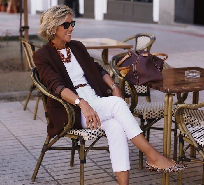 balti marškiniai su marškinėliais ir ruda striukė - ideali drabužių spintos idėja 60 metų moteriai, stilingai kasdienai