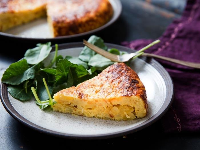 enostaven in hiter recept za špansko tortiljo s krompirjem, jajci in