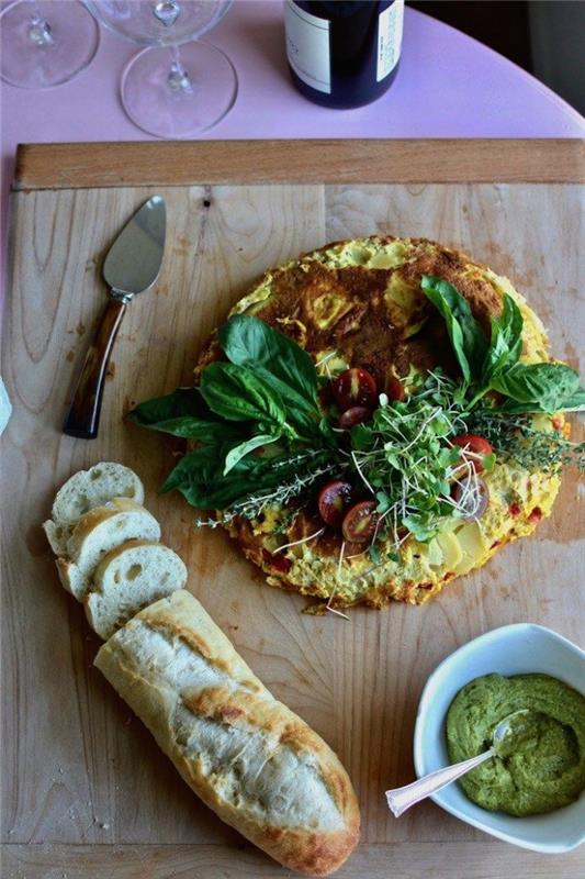 Recept španske tortilje z jajci in krompirjem z omako romesco