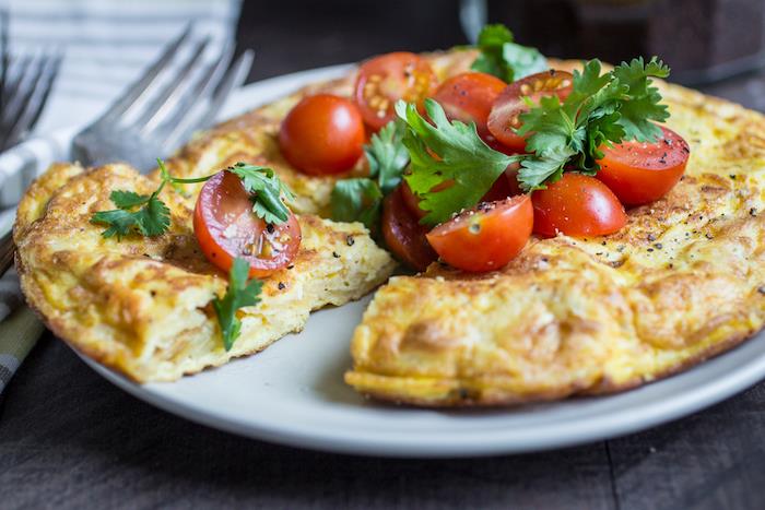 kako narediti tradicionalno špansko tortiljo, preliveno s češnjevim paradižnikom in svežim peteršiljem, recept za španski tapas