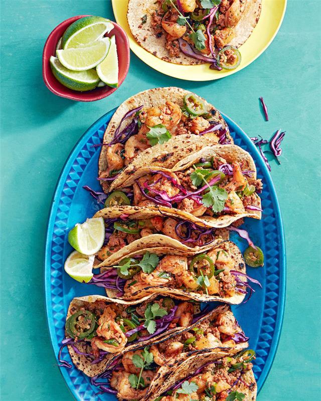 domači recept tacos z ocvrtimi kozicami in rdečim zeljem z limoninim sokom in sesekljanim peteršiljem