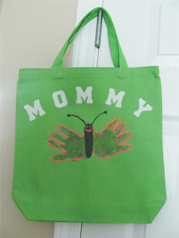 lengva ir mažo biudžeto motinos dienos veikla, pavyzdys, kaip papuošti lengvą krepšį drugelių atspaudais