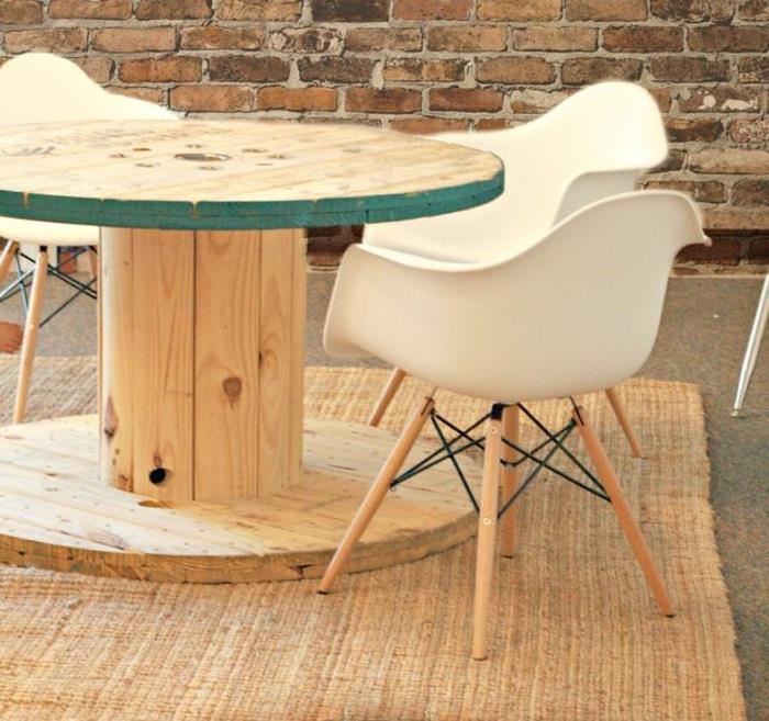 kaj storiti s kolutom, zunanjimi deko idejami, vrtno mizo iz svetlega lesa, skandinavskimi stoli