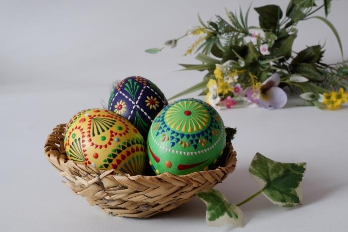 yenilebilir boya ve etnik desenlerle süslenmiş sebze lifi sepeti ve yumurtalarla paskalya masası dekorasyonu nasıl yapılır