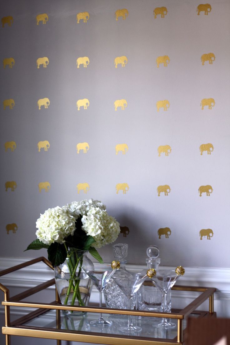 a imagem de elefantes na parede