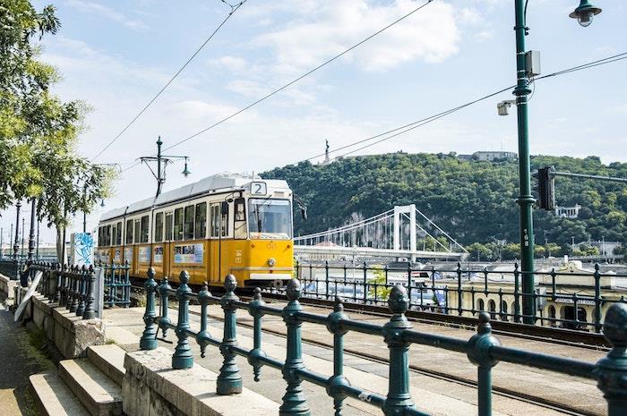 Budapeşte sarı tramvay güzel manzara çizimi, meksika manzarası, resimden nasıl çizilir