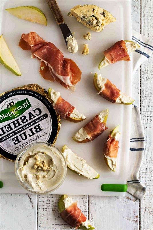predjed aperitiv iz hruškovih rezin z roquefortom in pršutom, enostaven recept za aperitiv za večerjo