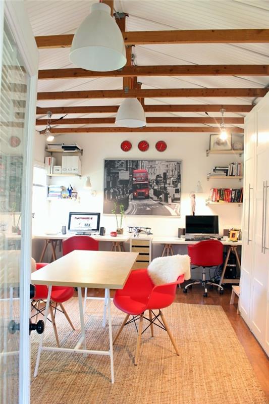 paversti garažą į miegamąjį dekoru raudonomis ir baltomis lubomis su medinėmis sijomis
