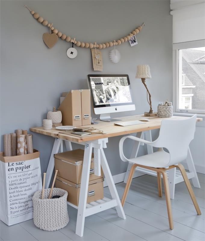 pisarniško pohištvo, delovni prostor s sivimi stenami in lesenimi tlemi, namizna svetilka iz naravnih materialov