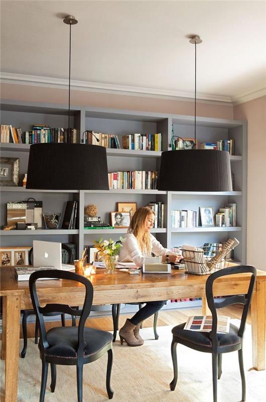 pisarniško pohištvo, dobro opremljen delovni prostor, lesena knjižna omara s knjigami in fotografijami