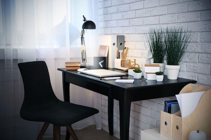 pisalna miza z delovno ploščo, pisarna z belimi opečnimi stenami, veziva za imitacijo papirja iz svetlega lesa
