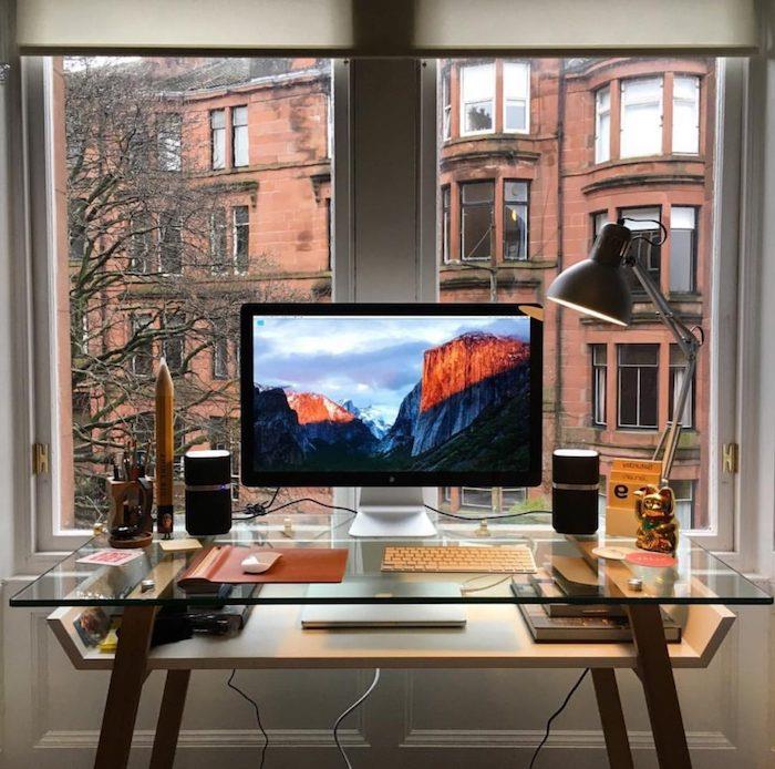 pisarniško pohištvo, kako urediti delovni prostor doma, belo pobarvan les in steklena miza
