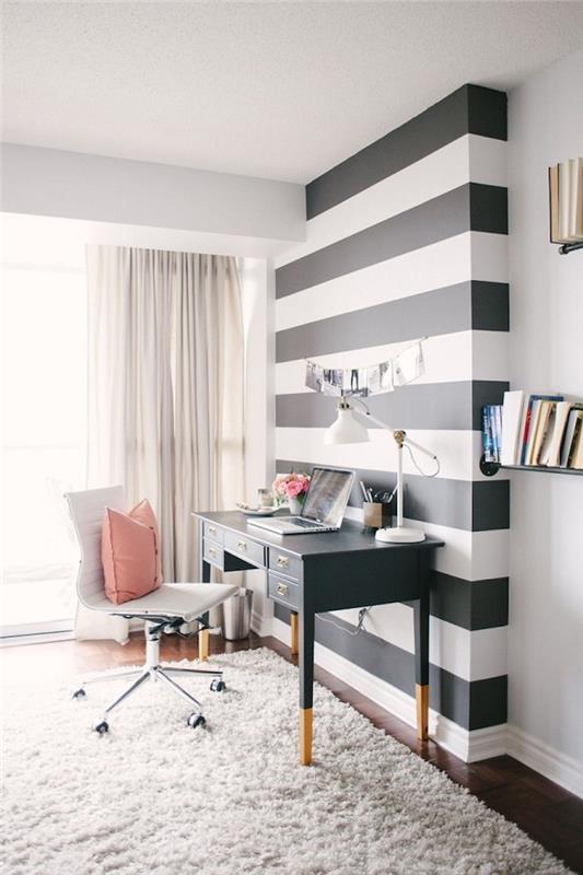 pisarniško pohištvo, domača pisarna z belim stropom in belimi in črnimi stenami, lesene stenske police, pobarvane v črno