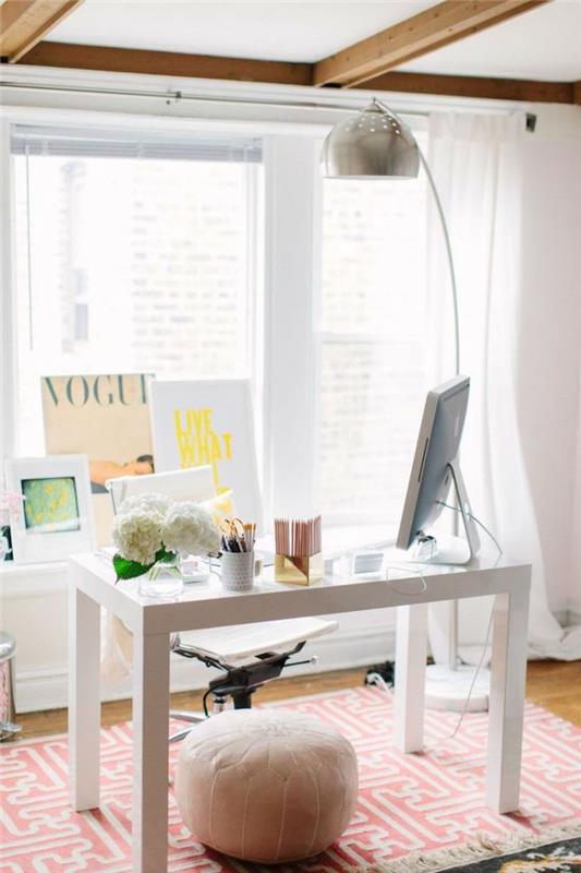 pisarniška postavitev, domača pisarna z belim stropom in lesenimi tlemi, bela miza z ženskimi dodatki