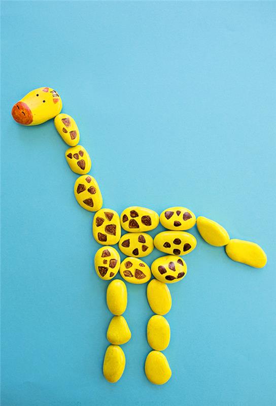 enostaven DIY z okrasnimi kamenčki, ki otroke zavzame doma, ustvarite sestavljanko žirafe z naslikanimi kamenčki