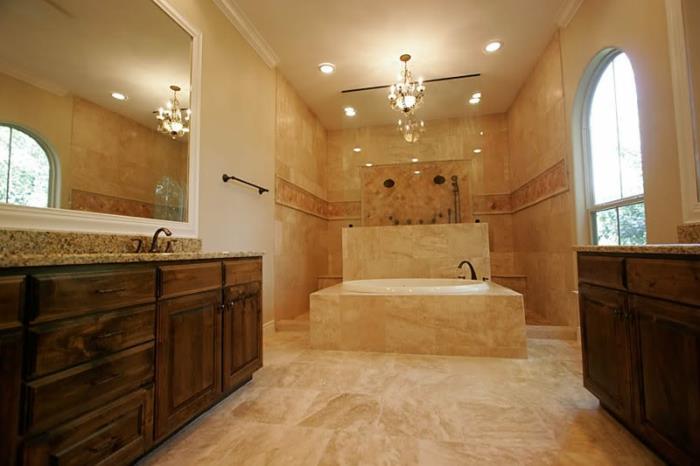 traverten bej banyo zemini, ahşap mobilyalar, geniş kemerli pencereler
