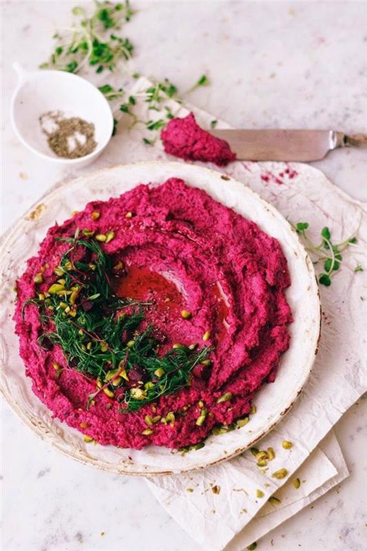 originalus sveiko humuso stiliaus makaronų su burokėliais ir avinžirniais receptas, skirtas Valentino dienos pradžiai