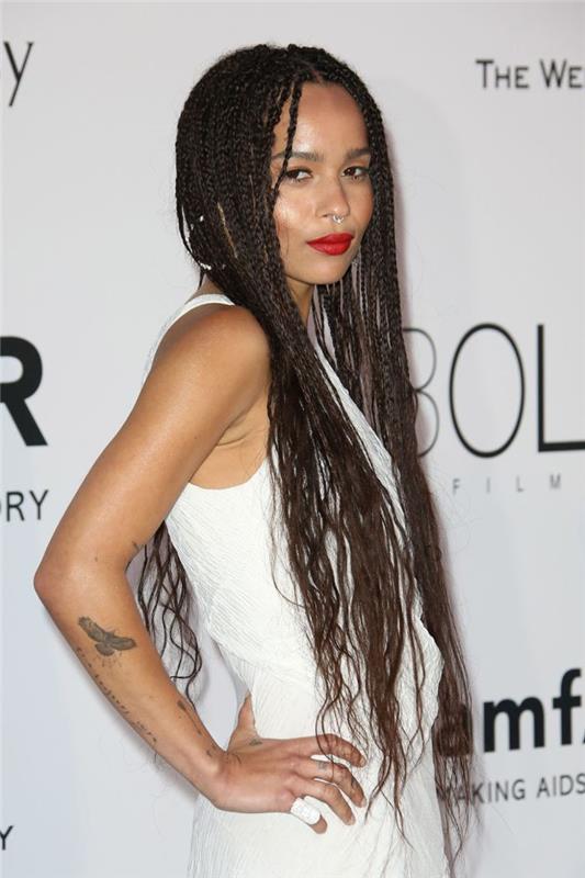 Afrikos pintinė afro kirpimo moteris labai ilgi pinti plaukai su banguotu ilgiu, atskirti per vidurį