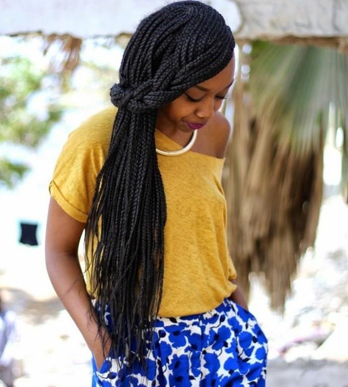 Afro-pletenica-na-strani-rumena-majica-modra-kratke-v-cvetlični vzorci