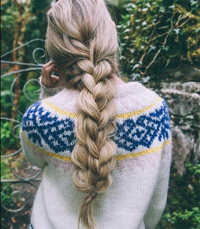 idėja, kaip padaryti keturių sruogų pynę, didelius ilgus plaukus, žieminį megztinį, pelenų šviesių plaukų spalvą