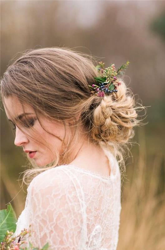 Trendy düğün saç modeli fikri 2018, şık bohem örgü düğün saç modeli, düşük örgü topuz, çiçekli saç aksesuarı