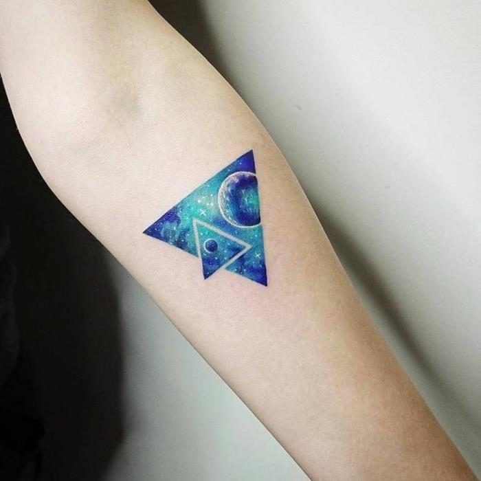 Kosminės laisvės tatuiruotės įkvėpimas, spalvingas stilizuotas piešinys, planetos tatuiruotės modelis trikampyje, kuriame yra jo trikampis