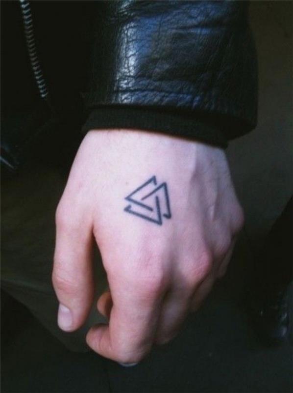 trys susipynę trikampiai rankos tatuiruotė, mažos derančios tatuiruotės, žmogus dėvi juodą odinę striukę