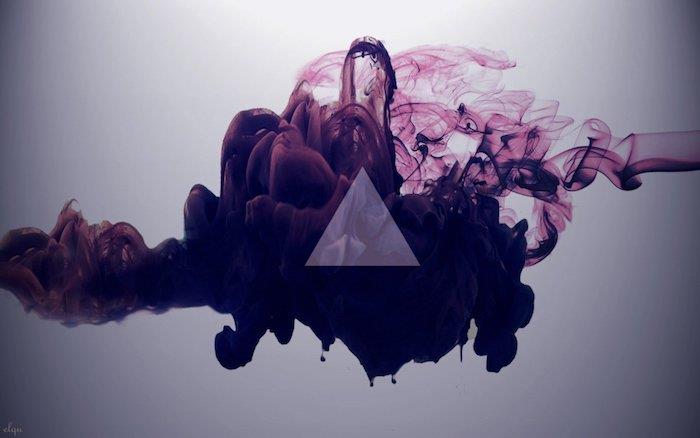 Nube di fumo di colore viola, disegno grafico di un triangolo, bilgisayar başına sfondo