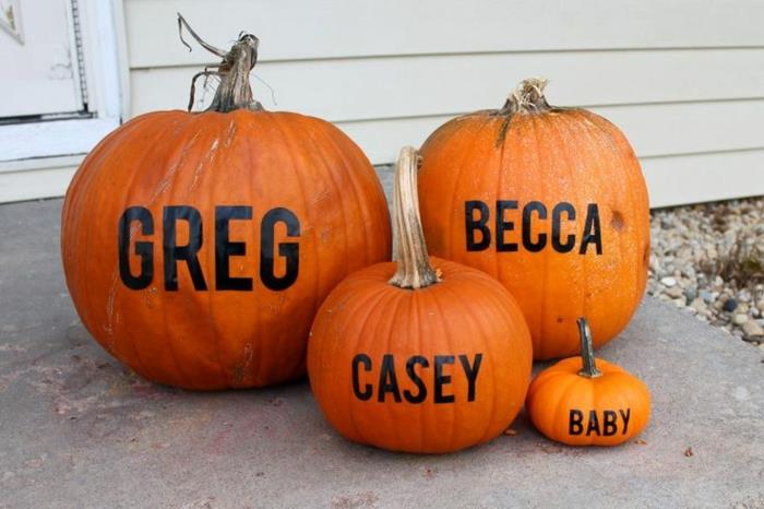 Hamilelik fotoğrafı, dört balkabağına dört aile üyesinin isimleri yazılmış