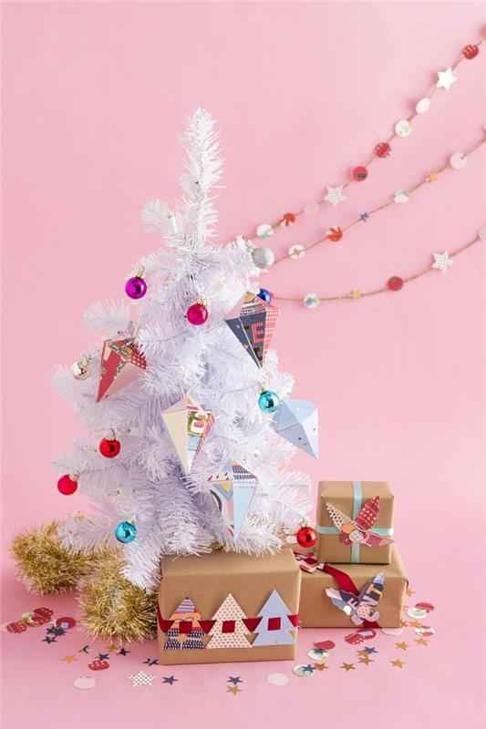 kağıt kreasyonlarla süslemenin üç farklı yolu, geometrik origami süslemelerle süslenmiş beyaz yapay Noel ağacı, kağıt süslemeli kişiselleştirilmiş hediye paketleri ve küçük bir kağıt çelenk