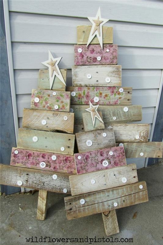 Süslü palet plakalarında Noel ağaçları, eski püskü Noel dekoru, yapıştırılmış beyaz düğmeler